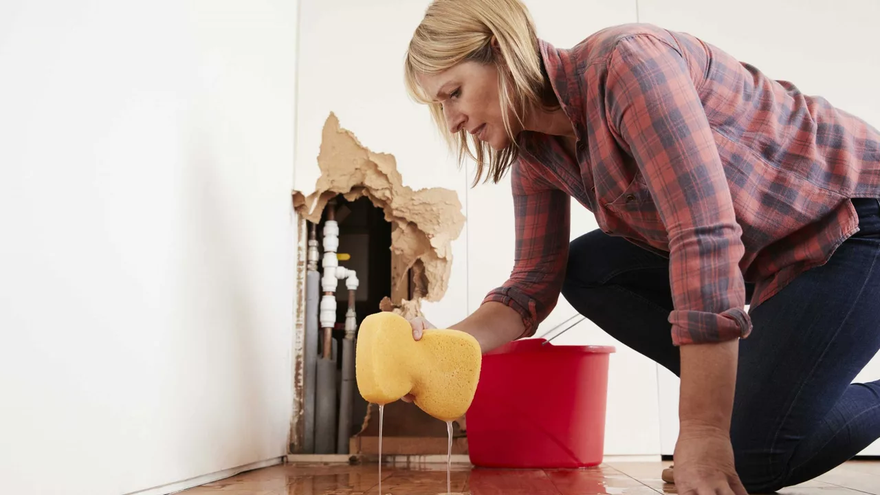 Does house insurance cover water pipe leaks?